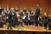 Elena Kholodova und André de Ridder dirigieren Publikum und Orchester. (Bild: Benno Bühlmann (Luzern, 14. März 2018))