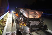 Der Aufprall hat das Unfallauto stark beschädigt. (Bild: Zuger Polizei)