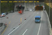 Aufnahmen einer Live-Cam zeigen, dass ein Helikopter der Rega sowie Einsatzwagen der Polizei vor Ort sind. (Bild: Swisswebam Seelisbergtunnel)
