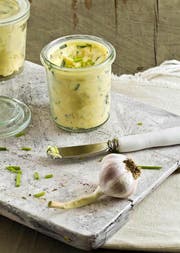 «Schlicht eine königliche Speise» sei ein Butterbrot laut Reinhard Mey. Und selber Kräuter- oder Knoblauchbutter machen ist leicht. (Bild: Getty)