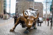 Der Börsen-Bulle in der Nähe der Wall-Street in New York: Der Stier steht für steigende Aktienmärkte. (Bild: Michael Nagle/Getty)