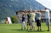 Der Lagerdraht bedeutet Spiel, Spass und Action! Hier abgebildet ist die Gruppe Tang Soo Do Schweiz, die im Sommer 2015 neben der Kampfkunst auch im Bogenschiessen glänzte. (Bild: Archiv Neue LZ / Birgit Müller)