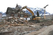 Das Spukhaus wird mit einem Abbruchbagger dem Erdboden gleich gemacht. (Bild Corinne Glanzmann/Neue NZ)