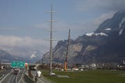 Im Urner Talboden werden die Hochspannungsleitungen versetzt. In spektakulärer Arbeit werden die neuen Masten zusammengebaut. (Bild: Florian Arnold)