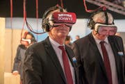 Volkswirtschaftsdirektor Andreas Barraud (r.) und Landammann Othmar Reichmuth tauchen in den virtuellen Kanton Schwyz ein. (Bild: pd)