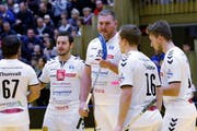 Schwinger und Stargast der Zuger Unihockey-Mannschaft Christian Stucki stand zu Beginn des Spiels auf dem Feld. (Bild: Ruedi Burkart / Zug United (Zug, 3. Dezember 2017))