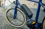 Die 55-Jährige kollidierte mit ihrem E-Bike mit einem Auto. (Symbolbild LZ)