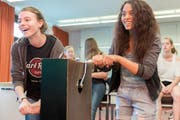 Zwei Schülerinnen generieren gut gelaunt Energie. (Bild: pd)