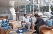 Bootsszene aus «The Wolf of Wall Street»: Jordan Belfort (Leonardo DiCaprio, Mitte) versucht, den FBI-Agenten Gregory Coleman (Kyle Chandler, rechts) zu bestechen. Im Film wurde Colemans Name zu Patrick Denham geändert. (Bild: PD)