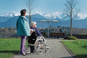 Gäste des Kurhotels Sonnmatt geniessen das Panorama mit dem Bürgenstock und den Alpen. (Bild: Corinne Glanzmann (Luzern, 7. April 2017))