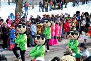 Die örtliche Volleyballgruppe tanzte den ganzen Umzug durch. Zu den Klängen des Welthits «Gangnam Style». (Bild: Sasa Rasic / Neue LZ)