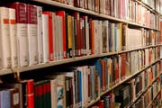 Teile des Bücherbestandes der ZHB Luzern bekommen in Büron ein neues Zuhause. (Bild: Archiv / Neue LZ)