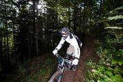 Das Postulat fordert, dass an skrupellose Biker Bussen verteilt werden. (Archivbild Maria Schmid / Neue ZZ)