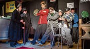 Die Darsteller des Theaterensembles Comedyexpress am letzten Freitag auf der Bühne der Gewürzmühle in Zug. (Bild: Patrick Hürlimann (Zug, 16. März 2018))
