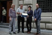 Übergabe der Unterschriften vor der Regierungsgebäude: Lotti Kretz und Alois Lötscher (Vorstandsmitglieder IG Reuss), Michèlle Bucher (stellvertretende Staatsschreiberin) und Patrick Schmid (Präsident IG Reuss und Kantonsrat). (Bild: pd)