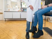 Mit der Änderung des Ärztetarifs TARMED bekommen Spezialisten weniger Geld. Die Hausärzte hingegen profitieren. (Symbolbild) (Bild: KEYSTONE/CHRISTIAN BEUTLER)