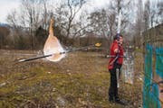 Jana Arnet schiesst mit Pfeil und Bogen auf einen Ballon, der mit Wasser gefüllt ist. (Bild: Dominik Wunderli (Kriens, 20. März 2018))