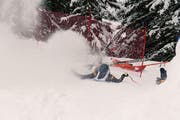 Ein Teilnehmer stürzt auf der «Inferno»-Abfahrt in Mürren 2018. Gemäss dem Veranstalter hat er sich, ebenso wie weitere Sturzkandidaten, keine ernsthaften Verletzungen zugezogen. (Bild: PD)
