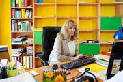 Die Ombudsfrau Krankenversicherungen, Morena Hostettler Socha, in ihrem Büro an der Morgartenstrasse in Luzern. (Bild: Nadia Schärli / Neue LZ)