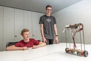 Jan Berner (links) und Christian Rohrer erfreuen sich an der Funktionstüchtigkeit ihres Roboters. (Bild: Patrick Hürlimann (Zug, 16. März 2017))