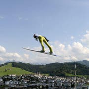 Simi Ammann fliegt über Einsiedeln (Bild: Keystone)