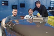 Ressort Sport: Cyril Aregger (Mitte, Leiter) mit René Leupi (links, Leiter Regionalsport) und Albert Krütli, Stv. Leiter Sport. Das Team liess sich in einem Retro-Sportwagen im Verkehrshaus ablichten. (Bild: Boris Bürgisser)
