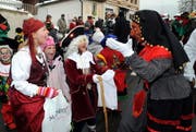 Eine Zigeunerin feuert Kinder in Rickenbach zum «Güssä» an. (Bild Erhard Gick/Neue SZ)