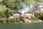 Ein Haus direkt am Alpnachersee steht in Flammen. (Bild: Leserreporter Maurus Wilhelm)