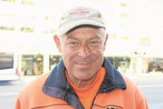 «Zug hat sehr ausgeglichen gespielt. Es wäre schön, wenn sie Meister würden.» Peter Bernhardsgrütter (62), Stadtarbeiter aus Zug, EVZ-Fan. (Bild: Stefan Kaiser/ZZ, 7. April, Zug)