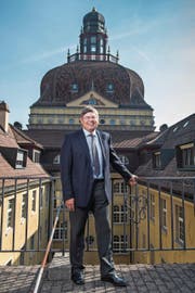 Markus Dürr am Hauptsitz der Suva – nicht das Bundeshaus, aber auch mit Vorzeigekuppel. (Bild: Boris Bürgisser (Luzern, 12. April 2017))