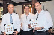 Roland Fischer (Mitte) verabschiedete Marco Ottiger (links) und Raphael Achermann. (Bild su)