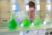 Ein Lernender im Labor der Roche Diagnostics International in Rotkreuz. Auch der Pharmakonzern Roche hat sich verpflichtet, künftig in den USA Lehrlinge auszubilden. (Bild: pd)