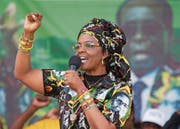 Grace Mugabe (52), die Ehefrau von Langzeitherrscher Robert Mugabe, bei einer Kundgebung. (Bild: Tsvangirayi Mukwazhi/AP (Chinhoyi, 29. Juli 2017))