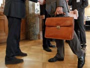 In der Wandelhalle des Bundeshauses treffen sich Parlamentsmitglieder mit Lobbyisten. (Symbolbild) (Bild: KEYSTONE/PETER KLAUNZER)