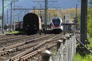 Die SBB montierte zwischen Brunnen und Erstfeld, im Bild der Zwischenhalt Flüelen, eine neue Führerstandsignalanlage. Die alten Signale werden deshalb demnächst abgebaut. (Bild: Urs Hanhart (Neue UZ))
