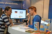 Leserin Fabienne Renggli (26) teilt Journalist Raphael Gutzwiller mit, was sie in der Zeitung ändern würde. (Bild: Anja Glover)