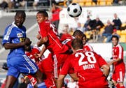 Der Luzerner Kawabena Asamoa-Frimbong (links) vergibt eine Chance, rechts die Vaduzer Willian De Souza Saroa und Daniel Brezny. (Bild Keystone)