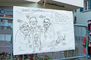 Das Fasnachtsplakat zeigt den CVP-Kandidaten für das Gemeindepräsidium, Walter Lipp, als Marionette. (Bild: Maria Schmid (Baar, 12. Februar 2018))