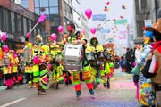 Die Stadt Zug stand am Donnerstagnachmittag ganz im Zeichen der Fasnacht. (Bild: Maria Schmid)