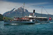 Das 1902 erbaute Dampfschiff «Unterwalden» - im Hintergrund der Pilatus. (Bild: Pius Amrein / Neue LZ)