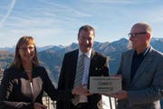 Jürg Balsger (rechts) von der Stanserhorn-Bahn nimmt die Auszeichnung «Aktivität des Jahres 2015» von Regierungsrat Othmar Filliger und Erna Blättler-Galliker, Nidwalden Tourismus, entgegen. (Bild: PD)