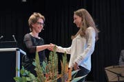 Die Klassenlehrerin Maja Haldemann gratuliert einer erfolgreichen Absolventin (Bild Markus Wild)