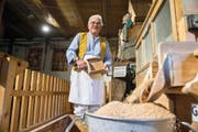 In seinem Element: Josef Müller (74) in der historischen Mühle im Schongiland. Bild: Dominik Wunderli (Schongau, 21. Oktober 2016)