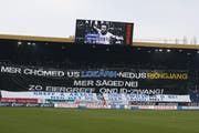 Die FCL-Fans wehren sich mit Reimen auf Transparenten. Und bleiben dem Spiel fern. (Bild: Philipp Schmidli / Neue LZ)