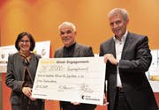 Preisträger Martin Kopp, flankiert von Bankrätin Patrizia Danioth und Bankratspräsident Heini Sommer. (Bild: Urs Hanhart (Altdorf, 28. Februar 2018))