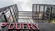 Haupteingang zum Hauptsitz der Dufry Group in Basel: Mit 20,9 Prozent ist HNA die grösste Aktionärin des Schweizer Reisedetailhändlers. (Bild: Patrick Straub/Keystone (8. Februar 2017))