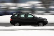 Bei grösseren Autos soll im Kanton Luzern künftig auch das Gewicht besteuert werden. (Bild Christof Borner-Keller/Neue ZZ)