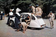 In den Filmen des Franzosen Louis de Funès durfte der 2CV nicht fehlen – hier ein Ausschnitt aus «Balduin, der Schrecken von Saint-Tropez» aus dem Jahre 1970. (Bild: Keystone)