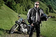 Daniel Geiger (48) aus Rothenburg (hier in Wolfenschiessen) hat sich seinen Traum einer Harley-Davidson Sportster erfüllt, als er 35 war. (Bild Pius Amrein)