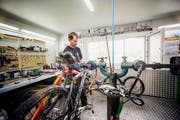 Armand Troxler in seinem Velogeschäft in Rain. Via Fenster im Hintergrund haben sich die Diebe gewaltsam Zugang verschafft und 18 Velos abtransportiert. (Bild: Roger Grütter)